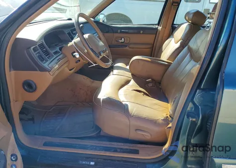 1996 Lincoln Town Car Executive z USA, uszkodzony, nr VIN 1LNLM81W3TY659386